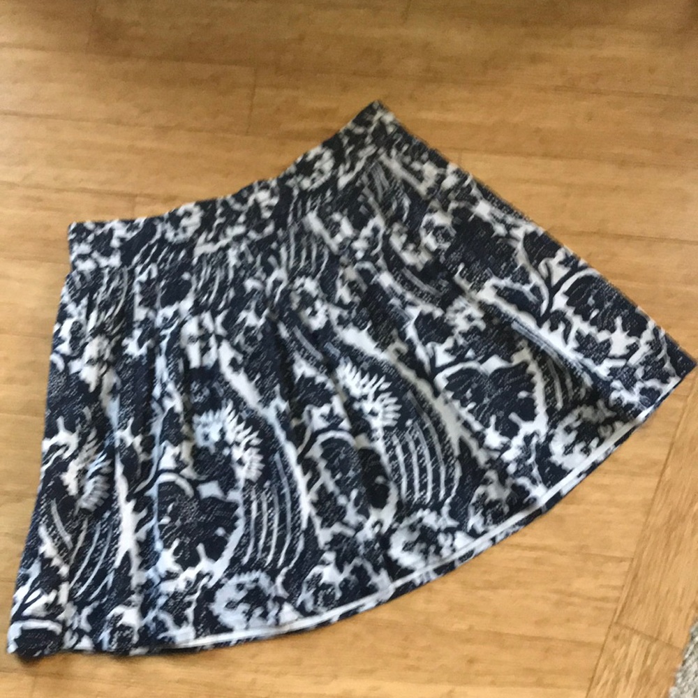 🦋 Banana Republic Navy & White Batik Print Skirt